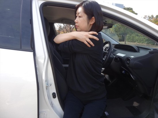 両手で肩を掴んで身体をひねる