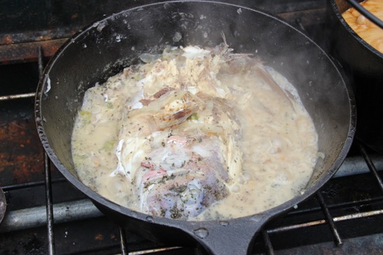 魚と野菜の水分と白ワインだけで蒸し焼きに。バジルの香りが食欲をそそる