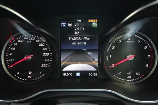 「ディスタンスパイロット・ディストロニック」は、設定した速度内で車間距離を自動でキープするだけでなく、車線維持のハンドル操作もサポートする