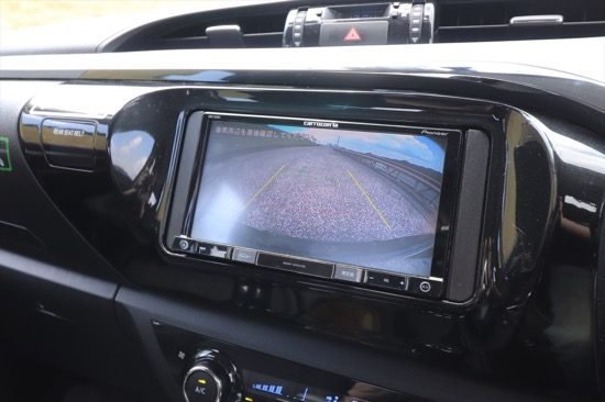 駐車時はバックモニターと目視で、後方に人や障害物がないかをよく確認しよう
