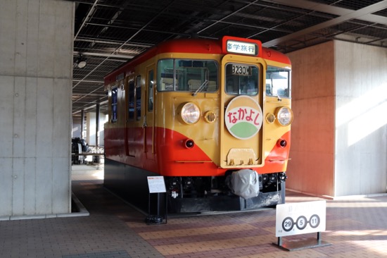 施設の外には電車が展示してある