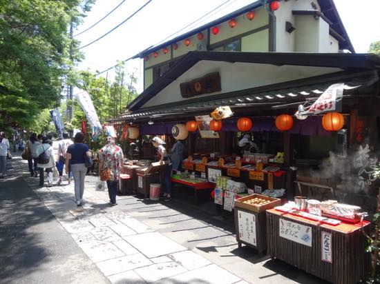 有名な深大寺そばのお店やお土産屋さんなどが並ぶ雰囲気のいい通り