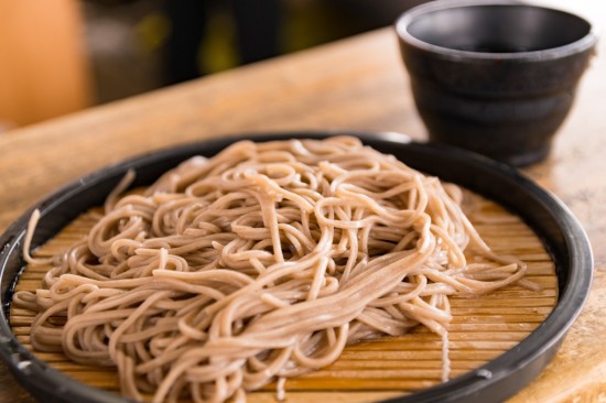 購入すると1人前を試食させてくれる名泉そば。パックは7玉入り540円〜。