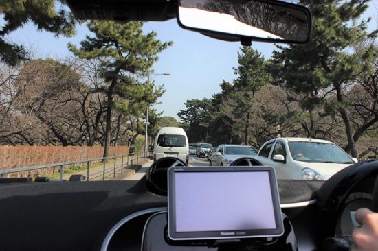 千鳥ヶ淵を曲がると敷地内を走る道路に入れる。途中には首都高「代官町」出入口や「北の丸」出口が