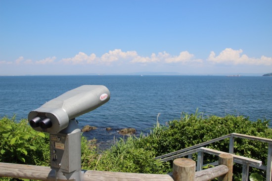 左手には横浜の街が。そして対岸には房総半島が見える。房総半島、意外と近い！