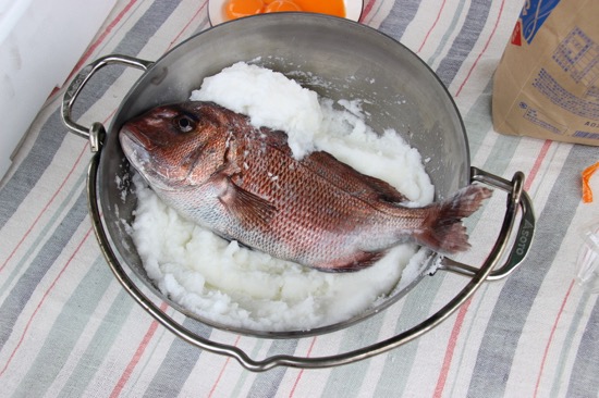 卵白が混ざったら魚をダッチオーブンの中に