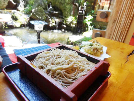 付近には20以上のそば処が。深大寺にきたらぜひ食べてみてください