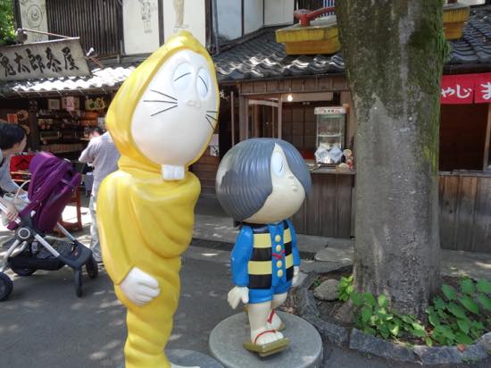 鬼太郎を発見！うしろに見えるのは「鬼太郎茶屋」