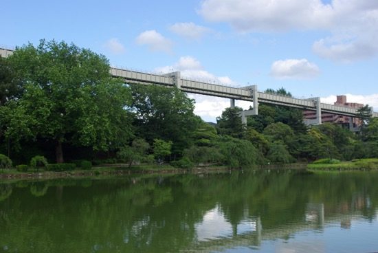 千葉公園からもモノレールが見えます