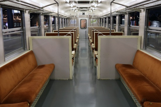 車両の一部では、中に入って座ってみることもできます