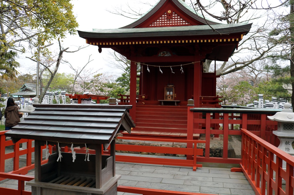 源頼朝が平家打倒の旗揚げと大願成就を祈ったことにちなんだ旗上弁財天社