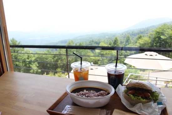 テラス席はもちろん、店内からもこんな景色を見ながら食事ができる。ペットスペースもあり