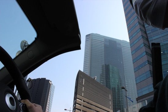 頭上に高層ビルを見ながら走るのは、オープンカーの醍醐味