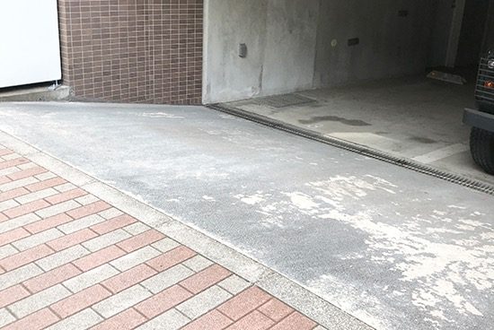 坂になっている駐車場は注意