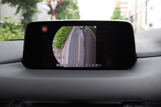 運転席右下の「VIEW」ボタンを押すと、左前輪まわりを様子が見られるカメラを装備