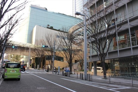 六本木通りの手前で曲がれば「六本木ヒルズけやき坂通り」