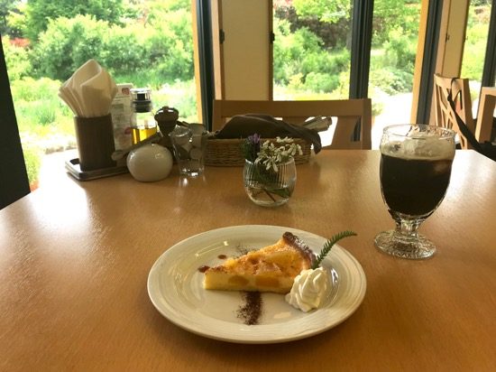 ハーブを眺めながらランチやカフェタイムを