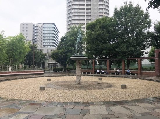 ベンチに囲まれた噴水広場は休憩スポットに最適