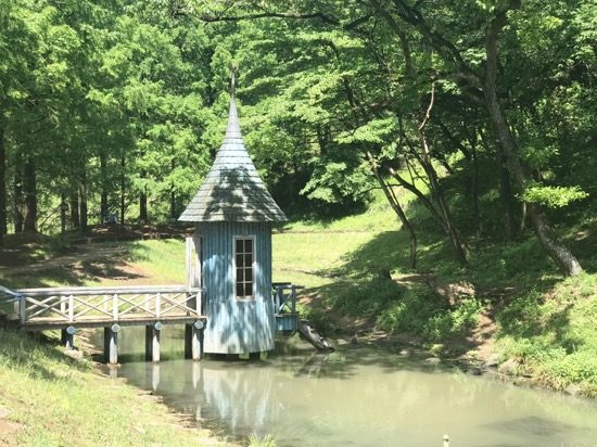 鮮やかなブルーがかわいい水遊び小屋