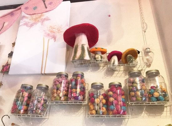 瓶に入っているボールは、羊毛フェルトに刺繍が施されたもの