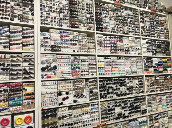 色、形、サイズが異なる様々なボタンがずらりと並ぶ