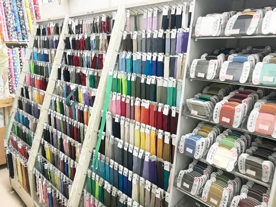 糸やファスナーも色やサイズの品揃えが豊富