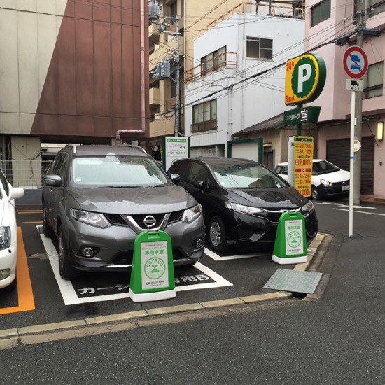 「エクストレイル」はワイドな車幅で、5人乗っても快適