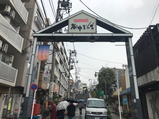 雨の日にも関わらず、多くの人で賑わっていた