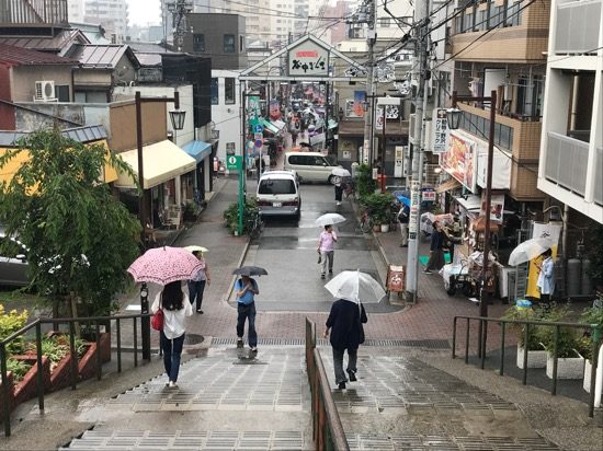 雨の日にも関わらず、多くの人で賑わっていた