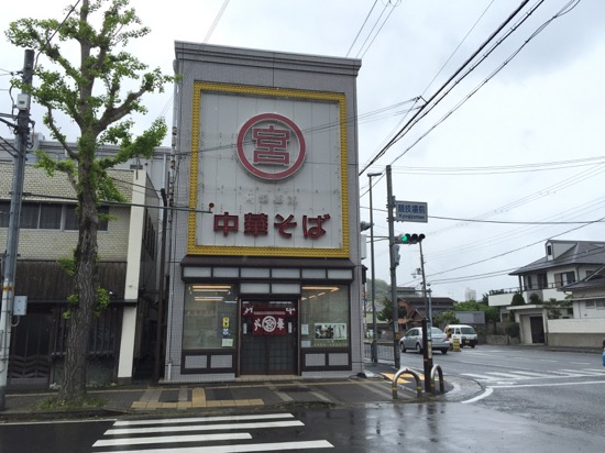 お店は和歌山城からクルマで約10分
