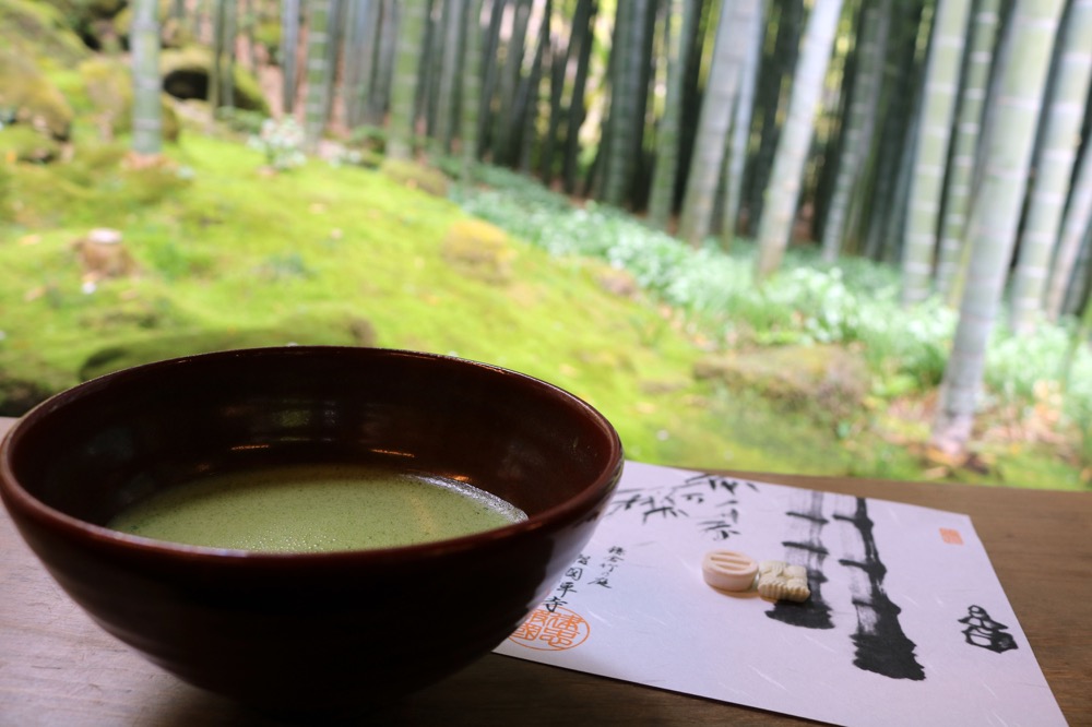 抹茶に添えられたお茶うけの砂糖菓子、敷紙も雰囲気づくりに一役買っている
