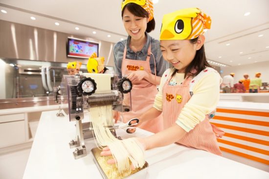 チキンラーメンファクトリーは、製麺からチキンラーメン作りが体験できる（写真提供：日清食品ホールディングス株式会社）