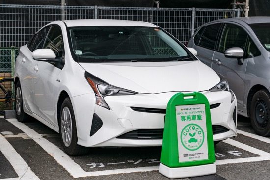 ハイブリッドで静かに走るトヨタ「新型プリウス」