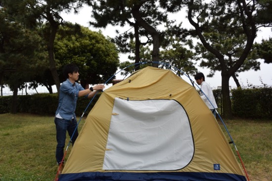 インナーテントにメインフレームを固定する