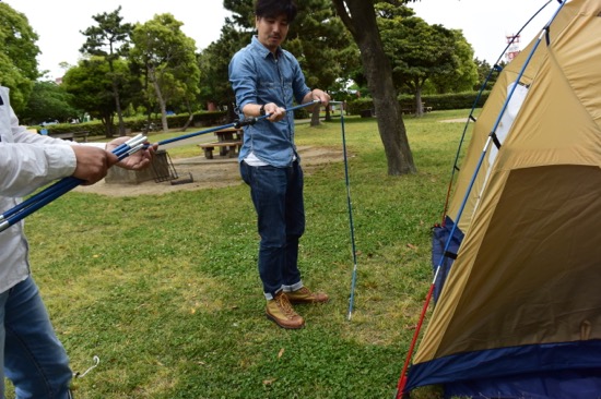 2又のサイドポールをセットする