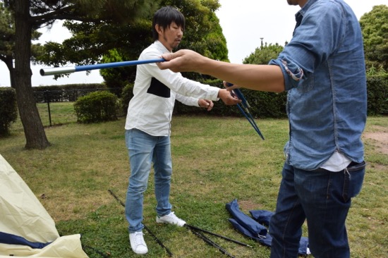 前室ポールを組み立てる