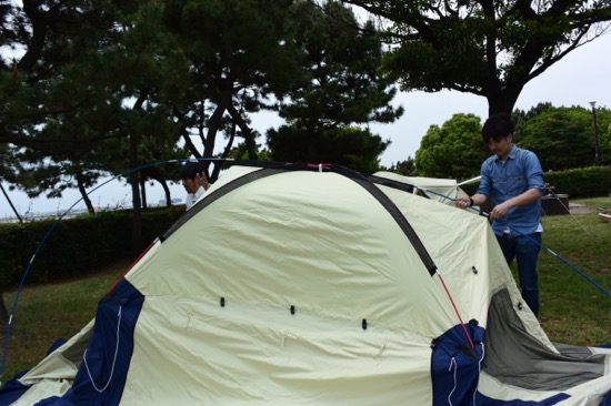 メインポールを4本をテントにセットする