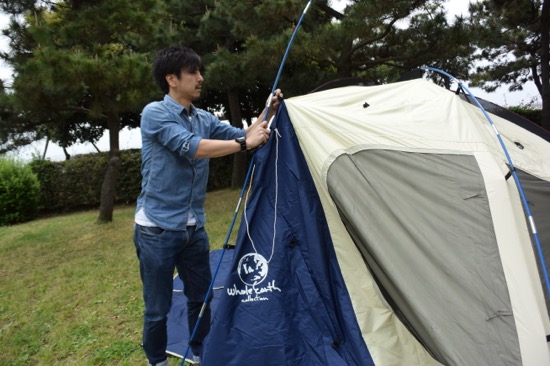 メインポールとテントのフックを固定する