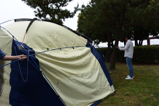 4本のメインポールは両側面と前後に設置する