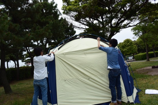 すべてのフックをポールに固定していく