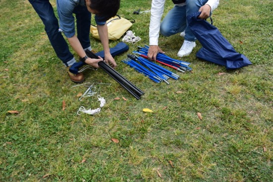 ポールは折りたたんで専用バッグに入れる