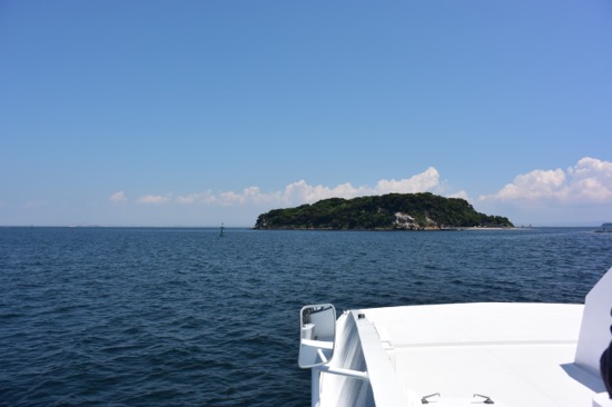  船が進むにつれて近づいてくる無人島。ワクワク感が高まっていく