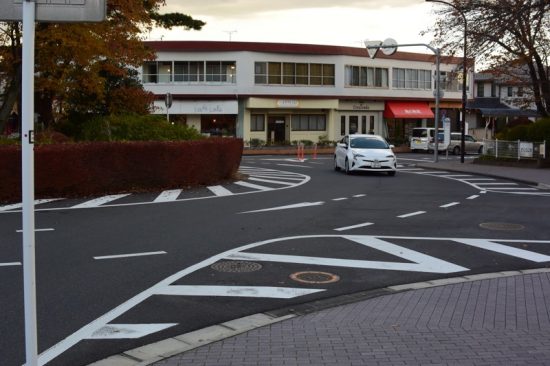 ラウンドアバウト内は、時計回りで走行する