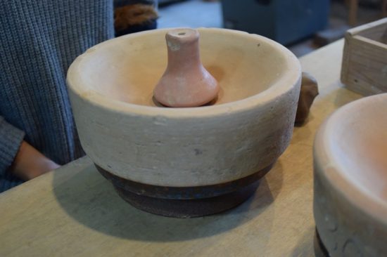 たからの窯オリジナルのうつわ型を使って、お皿を作る