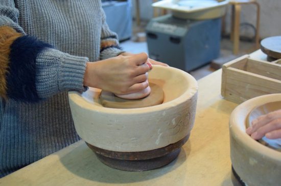 お皿の形をイメージしながら粘土をたたいてのばしていく