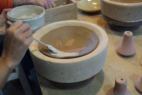 白化粧土を塗っていく