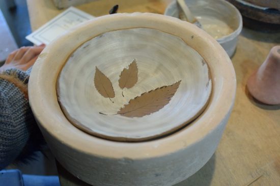 塗り終えたら葉っぱをはがしていく
