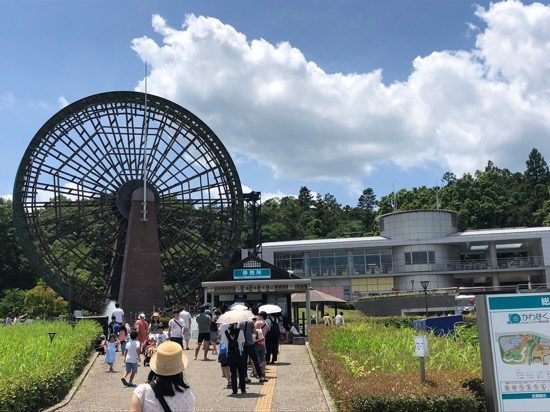 遠くからでも大水車が目立ちます