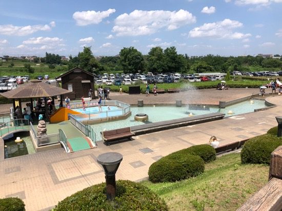 入場してすぐ目の前に広がる噴水広場