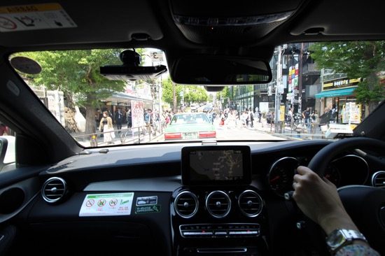 車内は静かで落ち着いた空間でドライブできる